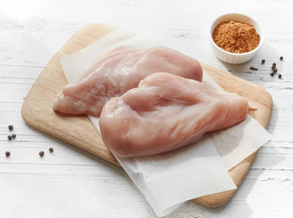 Viande Poulet Crue Fraîche Sur Table Cuisine Bois Blanc — Photo