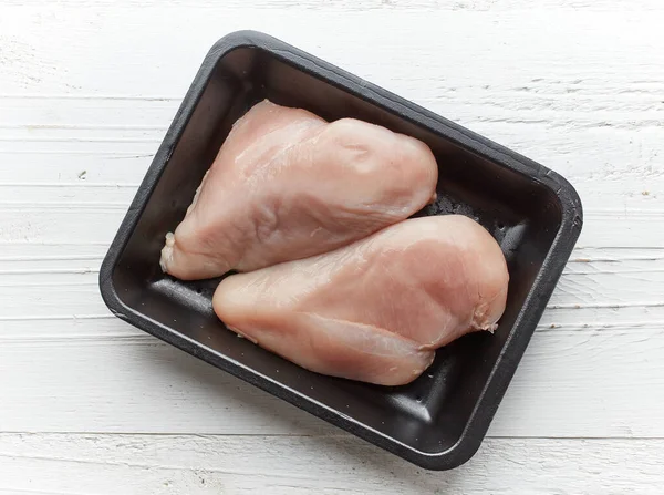 Viande Poulet Crue Fraîche Plastique Noir Essayer Isolé Sur Table — Photo