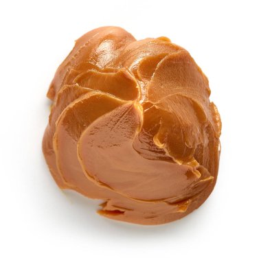 yumuşak karamel beyaz arkaplanda izole edilmiş, üst görünüm