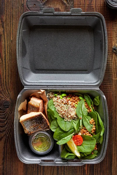 Kızarmış Somon Parçaları Plastik Poşette Ispanak Salatası Tahta Masa Yiyecek — Stok fotoğraf