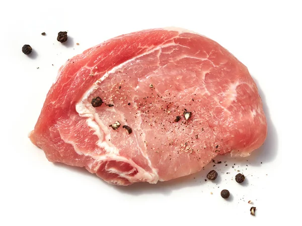 Plasterek Surowego Mięsa Wieprzowego Pieprzem Izolowanym Białym Tle Widok Góry — Zdjęcie stockowe
