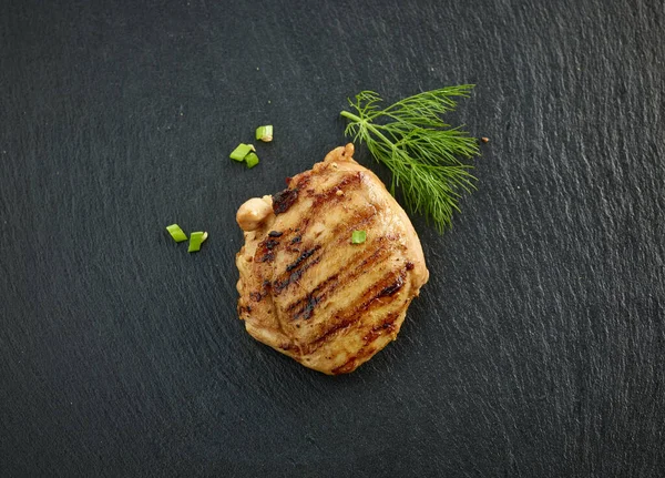 Grillad Kyckling Skinka Kött Svart Bakgrund Ovanifrån — Stockfoto