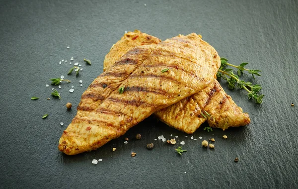 Carne Filete Pollo Parrilla Sobre Fondo Pizarra Negro —  Fotos de Stock