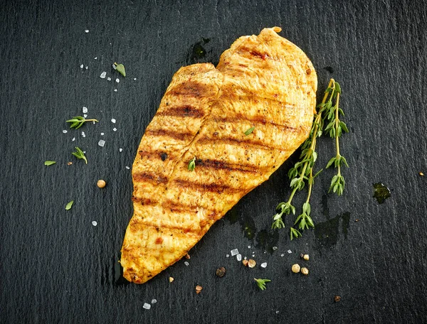 Grillad Kyckling Filé Kött Svart Skiffer Bakgrund Ovanifrån — Stockfoto