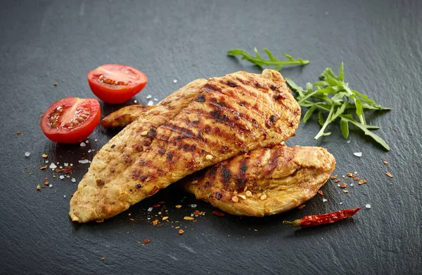 Carne Filete Pollo Parrilla Sobre Fondo Pizarra Negro — Foto de Stock