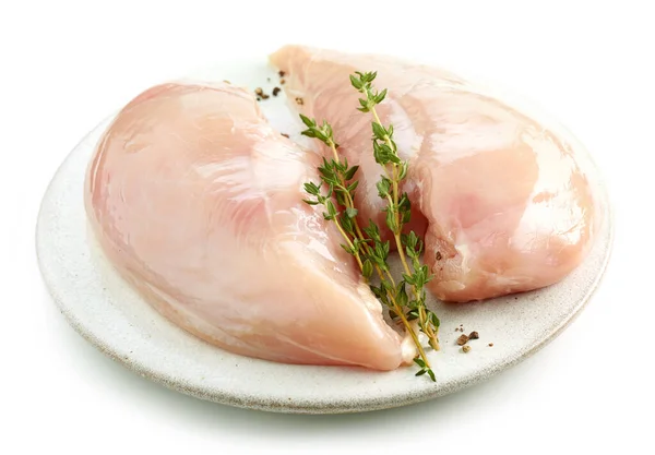 Świeże Surowe Mięso Filetów Kurczaka Białej Płytce Izolowane Białym Tle — Zdjęcie stockowe