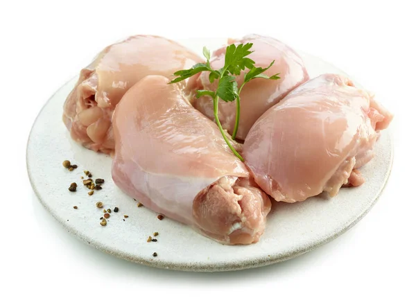 新鮮な生鶏の皮のない骨のないハム肉白い背景に隔離された白いプレート上に — ストック写真
