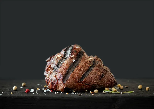 Grilovaný Hovězí Steak Černé Dřevěné Řezací Desce — Stock fotografie