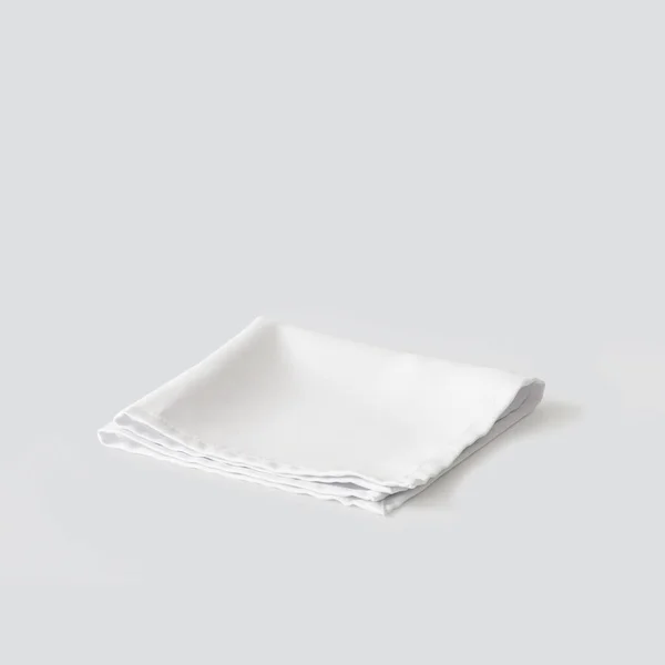 浅灰背景的白色餐巾 — 图库照片