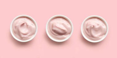 Pembe arka planda üç kase yoğurt.