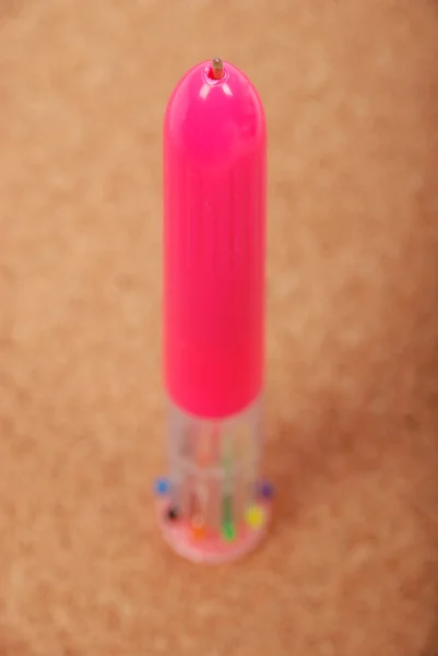Красочная ручка на фоне пробковой доски — стоковое фото