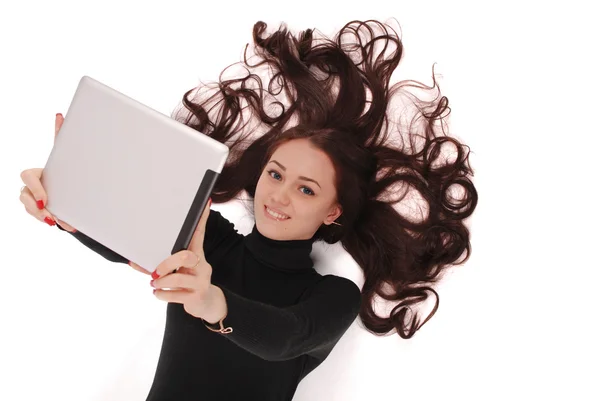 Feliz estudiante adolescente acostada en el suelo con la tableta de la PC — Foto de Stock