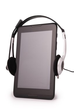 Siyah tablet Pc ve kulaklık (kırpma yolu)