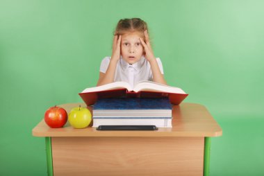 Eğitim, insanlar, çocuklar ve okul kavramı - genç liseli kız