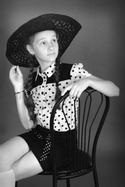 Kafasında siyah şapkalı güzel genç kız