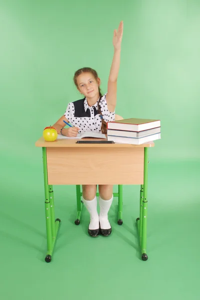 質問に手をあげて学校の制服の女の子 — ストック写真