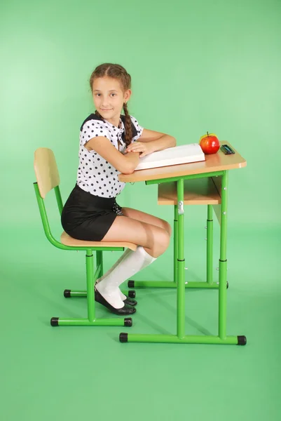 Oktatás, emberek, gyerekek és az iskolai koncepció - fiatal iskolás lány — Stock Fotó