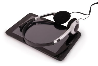Siyah tablet Pc ve kulaklık (kırpma yolu)
