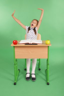 Kız bir resepsiyon ve yawns oturan bir okul üniformalı