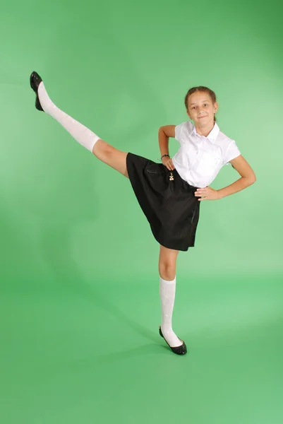 Школьная девочка симпатичный сорванец поднимает ногу — стоковое фото