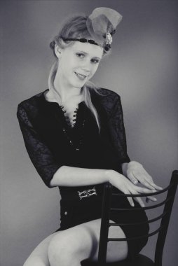 Genç kız bir sandalyede oturur