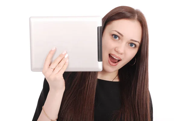 Emociones de chicas adolescentes. Chica mostrando una pantalla de tableta en blanco — Foto de Stock