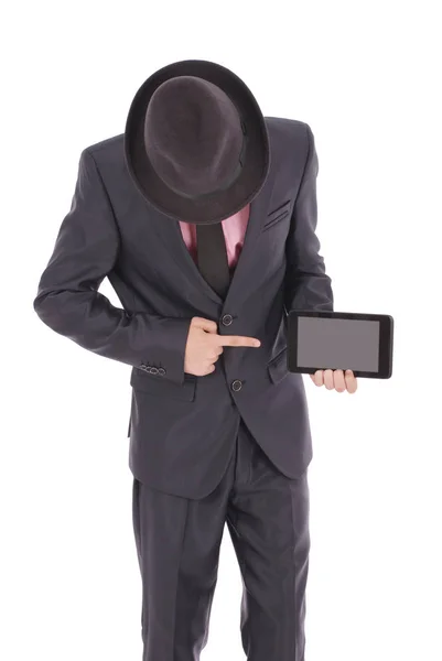 Garçon en costume pointe vers la tablette PC — Photo
