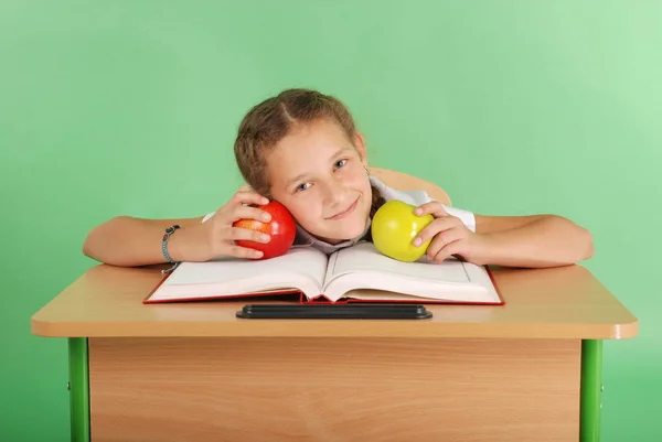 Onderwijs, mensen, kinderen en school concept - jonge school meisje — Stockfoto