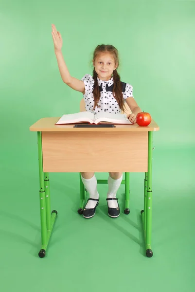 Meisje in een schooluniform verhogen hand vraag — Stockfoto