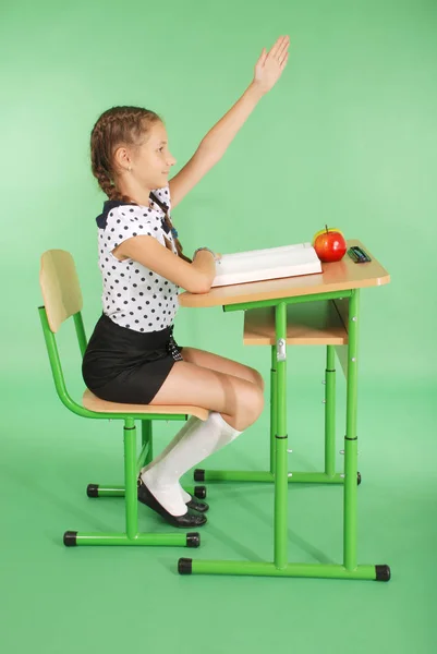 Meisje in een schooluniform verhogen hand vraag — Stockfoto