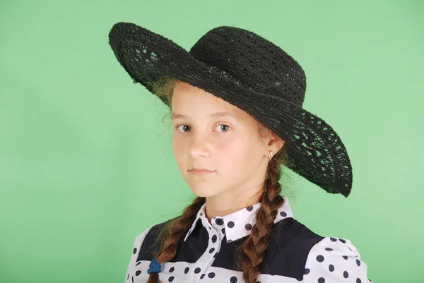 Menina bonita em chapéu preto em sua cabeça — Fotografia de Stock