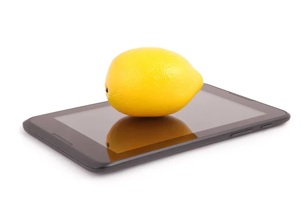 Gele citroen op een tablet Pc (uitknippad) — Stockfoto