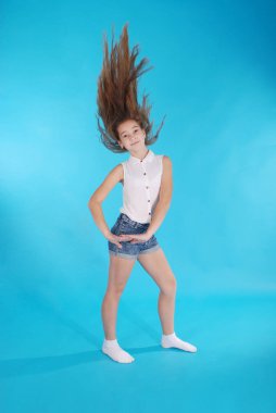 Genç kız saçını atar