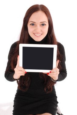 Bir sandalye ve bir tablet bilgisayar tutan kız oturuyor