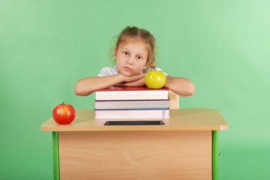 Eğitim, insanlar, çocuklar ve okul kavramı - genç liseli kız