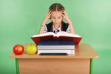 Eğitim, insanlar, çocuklar ve okul kavramı - genç liseli kız