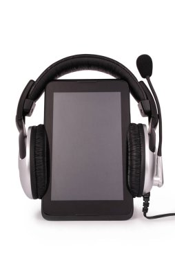 Siyah tablet Pc ve kulaklık (kırpma yolu)