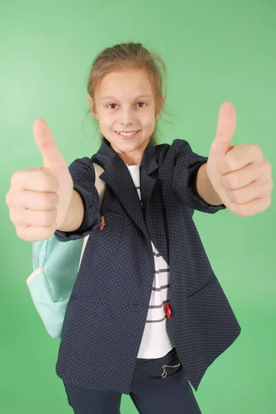 Souriant jeune écolière montrant pouces vers le haut — Photo