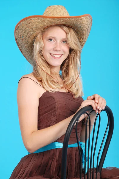 Behoorlijk dertien jaar oude meisjes dragen een grote plomp stro zon hoed — Stockfoto