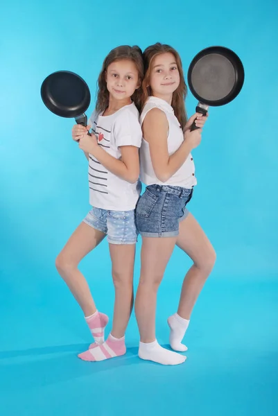 Duas meninas com uma frigideira — Fotografia de Stock