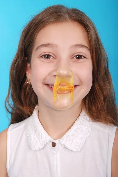 Jeune fille jouer avec chewing-gum — Photo