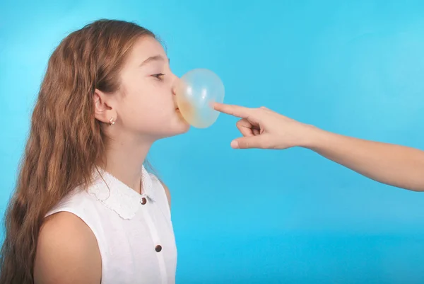 Due giovani ragazze che giocano con gomma da masticare — Foto Stock