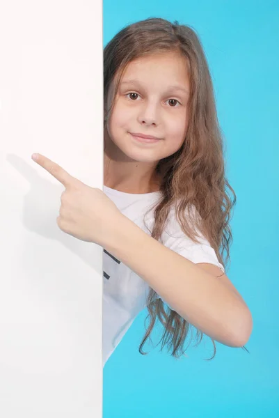 Feliz sorrindo bela menina mostrando tabuleta em branco ou copyspace para slogan ou texto — Fotografia de Stock