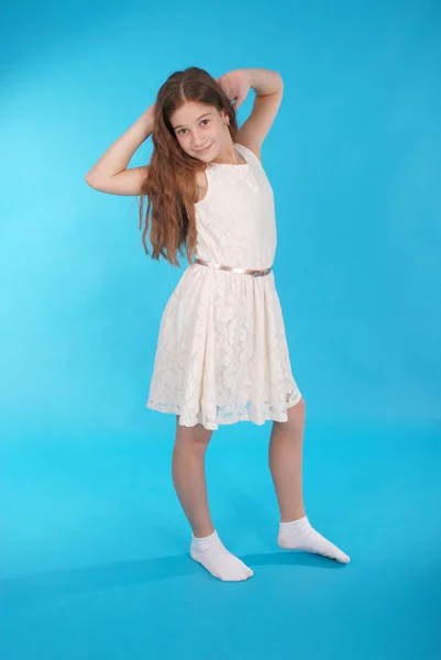 Jovencita alegre en vestido blanco — Foto de Stock