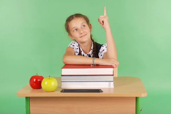 Κορίτσι σε μια σχολική στολή αύξηση το χέρι να θέσω ερώτηση — Φωτογραφία Αρχείου