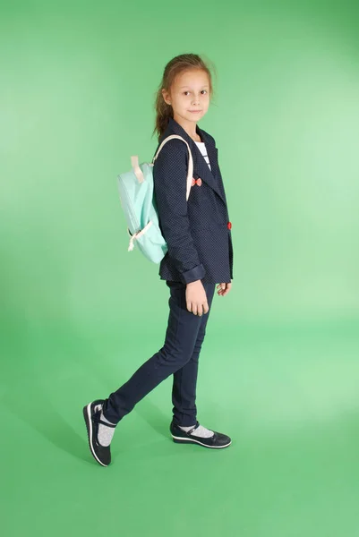 Joven escuela chica con mochila — Foto de Stock