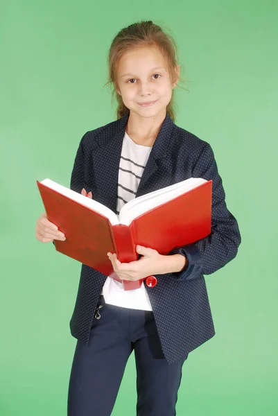 Jeune écolière avec livre rouge — Photo