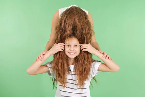 Retrato divertido de dos chicas jóvenes con el pelo largo —  Fotos de Stock