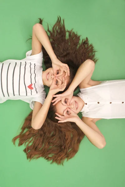 Lustiges Porträt zweier junger Mädchen mit langen Haaren — Stockfoto