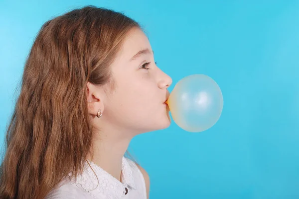 Ragazza che soffia una grande bolla di gomma da masticare — Foto Stock